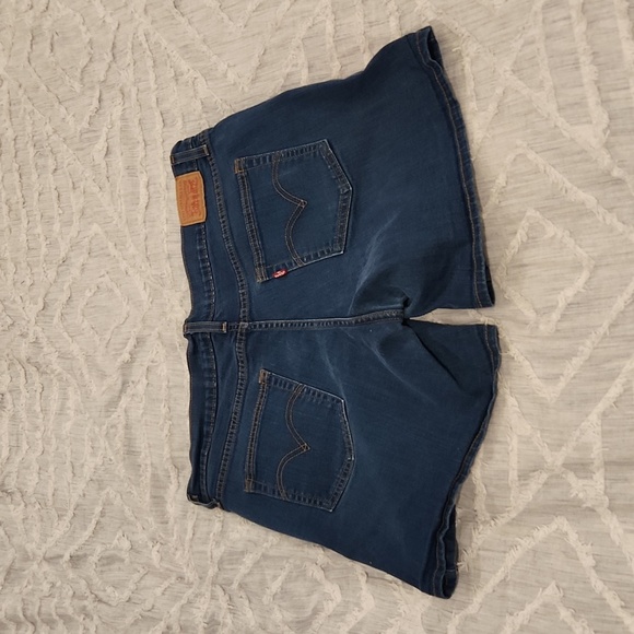 Medium wash Levi's jean shorts size 33! - Picture 6 of 11